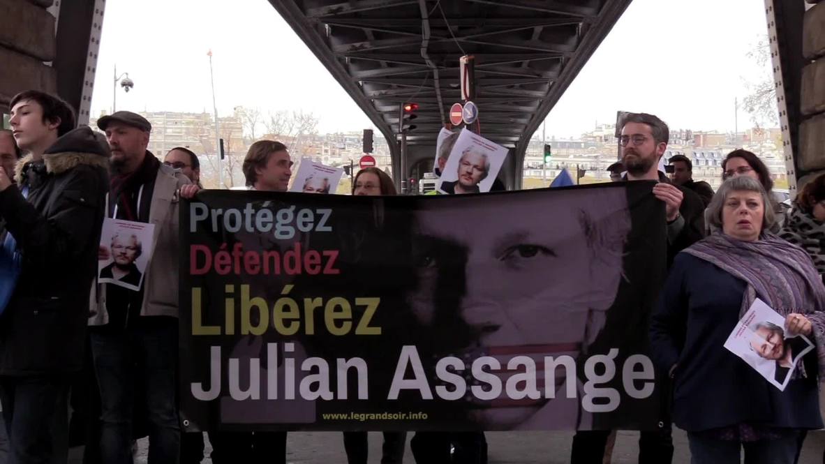 France: 'Free Assange' protesters bombard Aussie embassy with paper planes