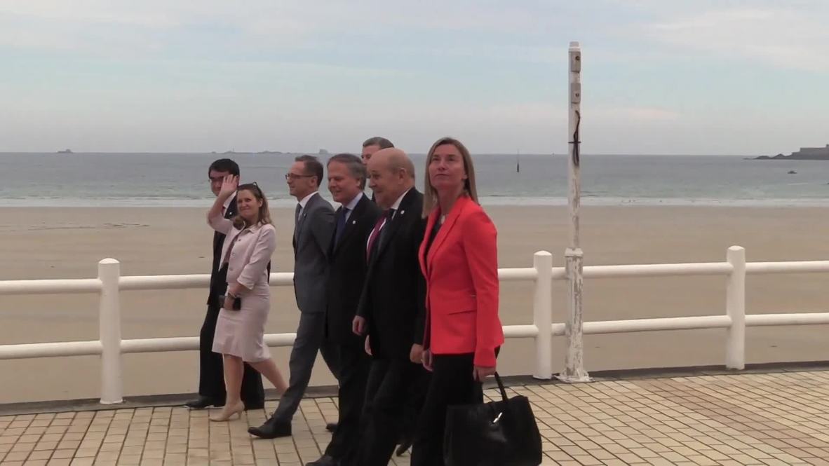 France: G7 foreign ministers stroll on the beach between meetings