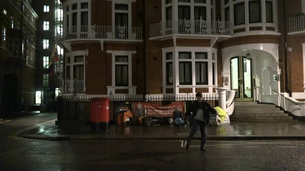 UK: Kickabout or kicked out? Assange activists play ball in front of embassy