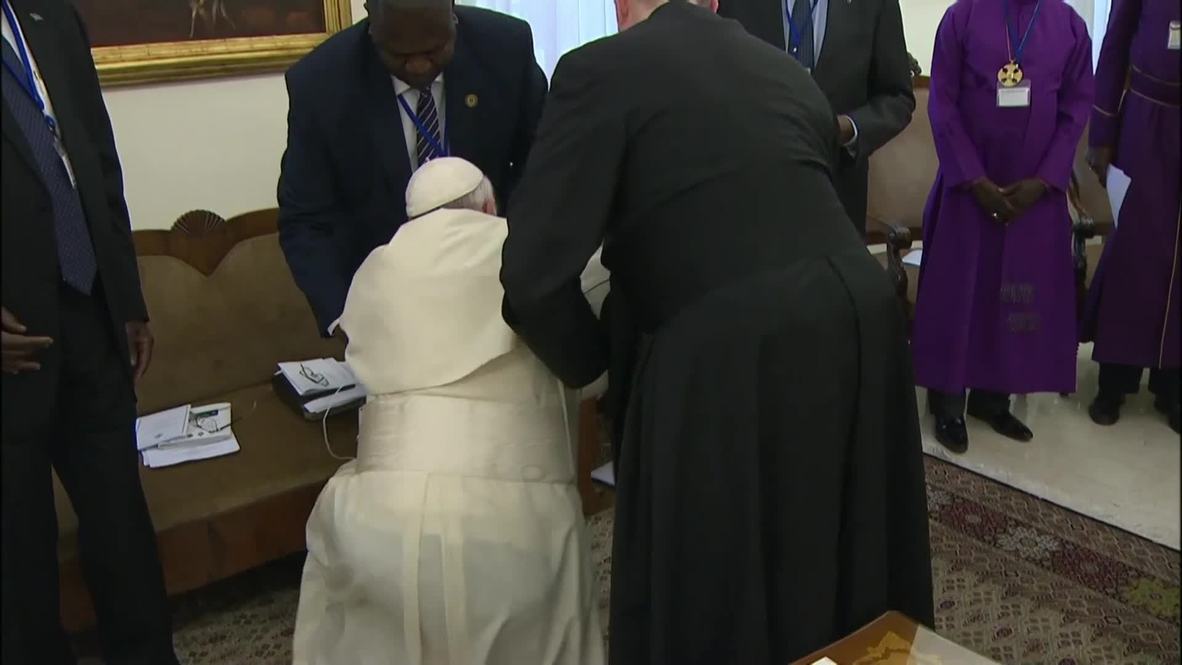 Holy See: Pope Francis kneels to kiss South Sudan rival leaders' feet