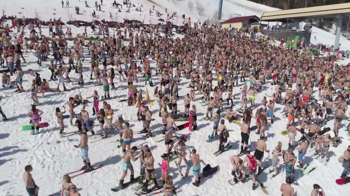 Más de 1.000 esquiadores en traje de baño rompen récord en Siberia