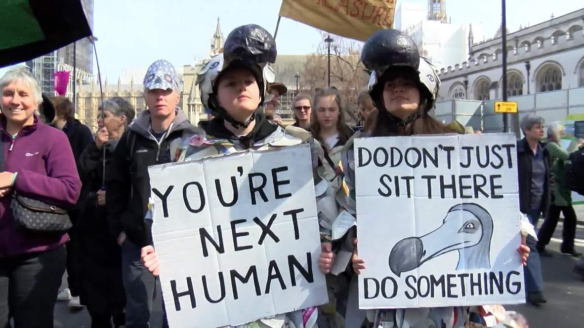 UK: Environmental protest paralyses central London