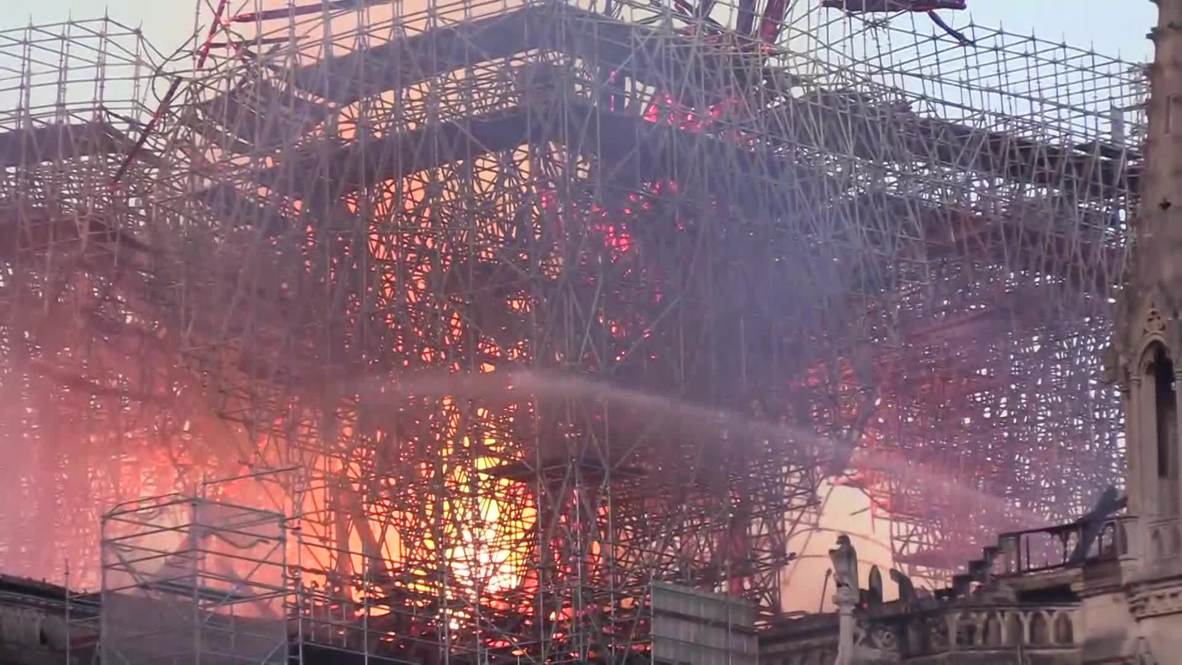 Francia: Los bomberos luchan contra el fuego que consume la Catedral Notre Dame