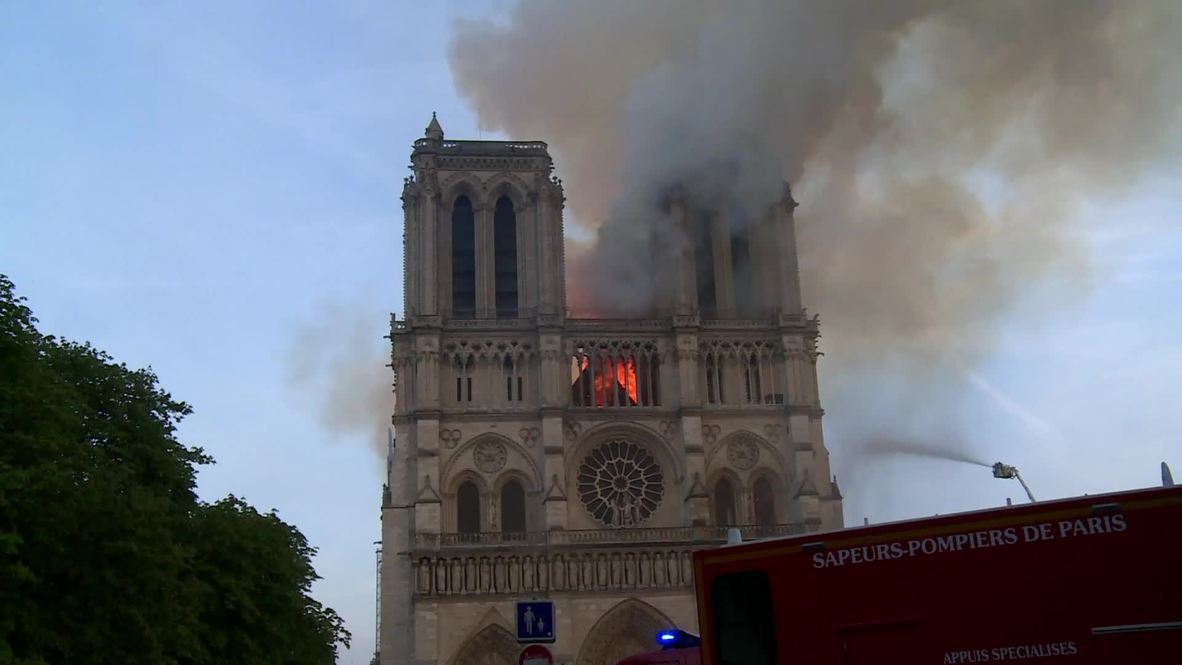 Francia: Macron llega a Notre Dame mientras las llamas destruyen la Catedral