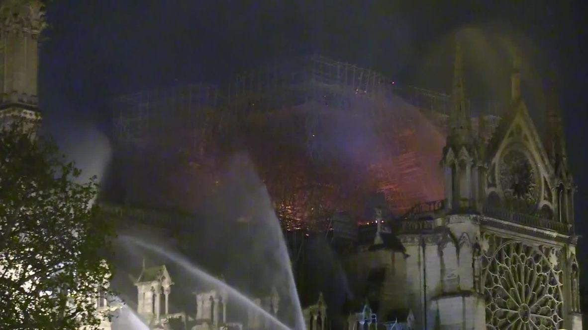 Francia: Residentes locales cantan himnos fuera de Notre Dame mientras los bomberos siguen luchando contra el fuego
