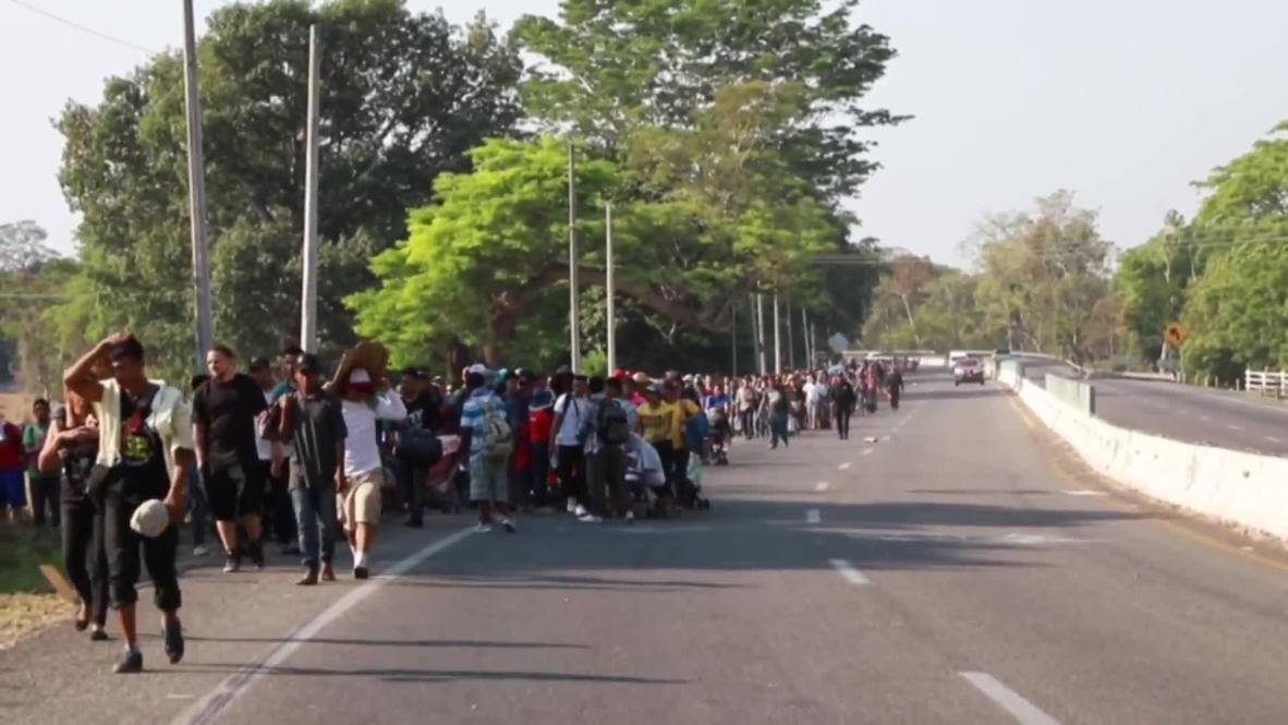 México: Miles de migrantes salen de Tapachula hacia Huehuetán
