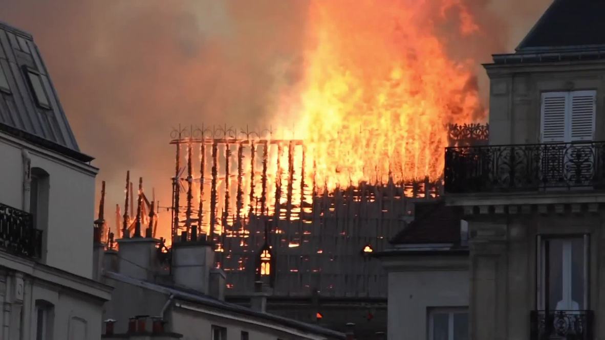 Francia: Nuevas imágenes del derrumbe de la aguja de Notre Dame