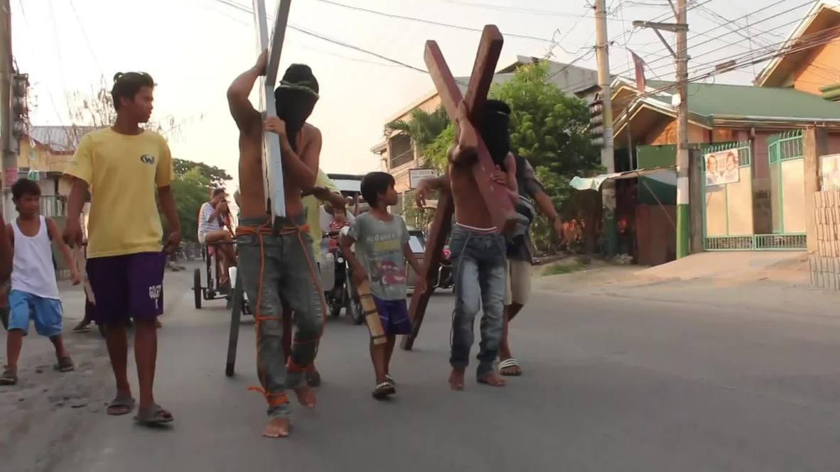 Philippines: Catholic zealots re-enact Christ's crucifixion on Good Friday *GRAPHIC*