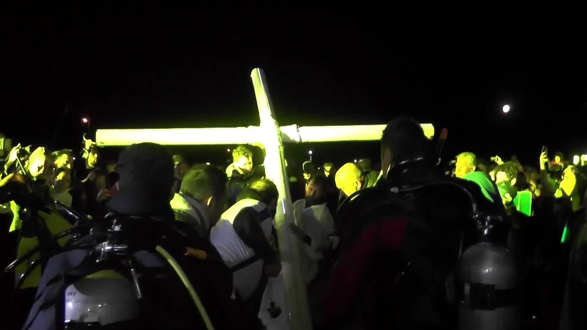 Argentina: Creyentes escenifican vía crucis submarino
