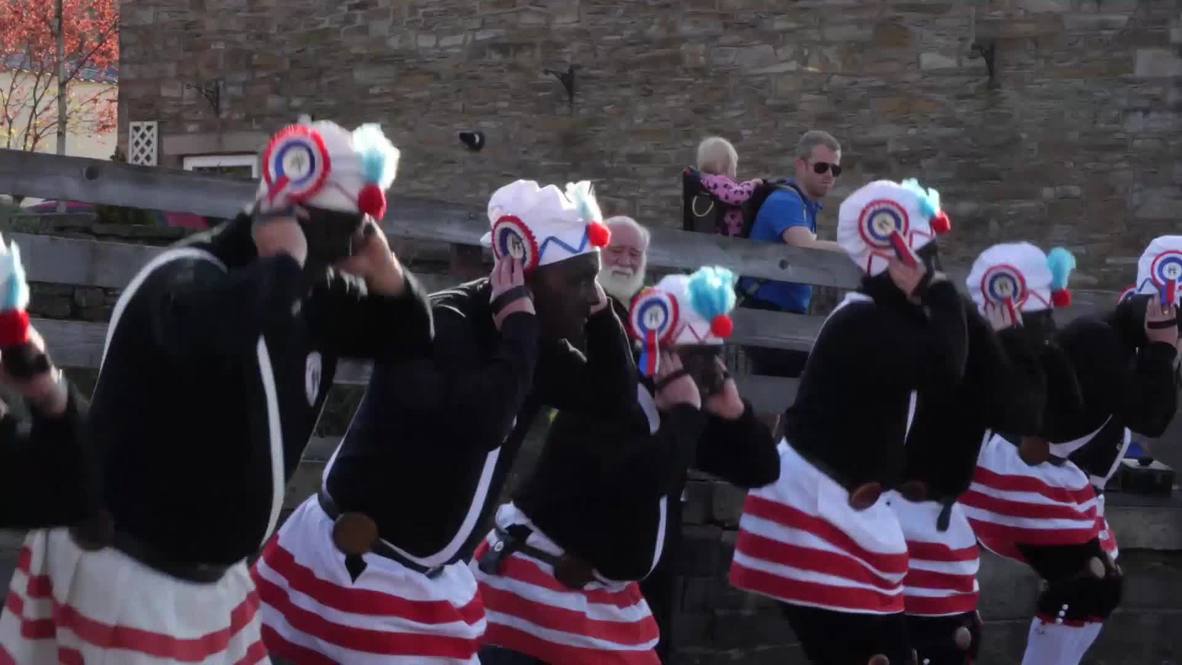 Bailarines con el rostro negro pintado de negro participan en una extraña tradición británica