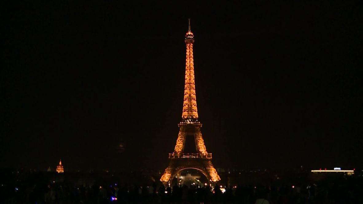 Francia: La Torre Eiffel apaga sus luces en homenaje a las víctimas de los ataques de Sri Lanka