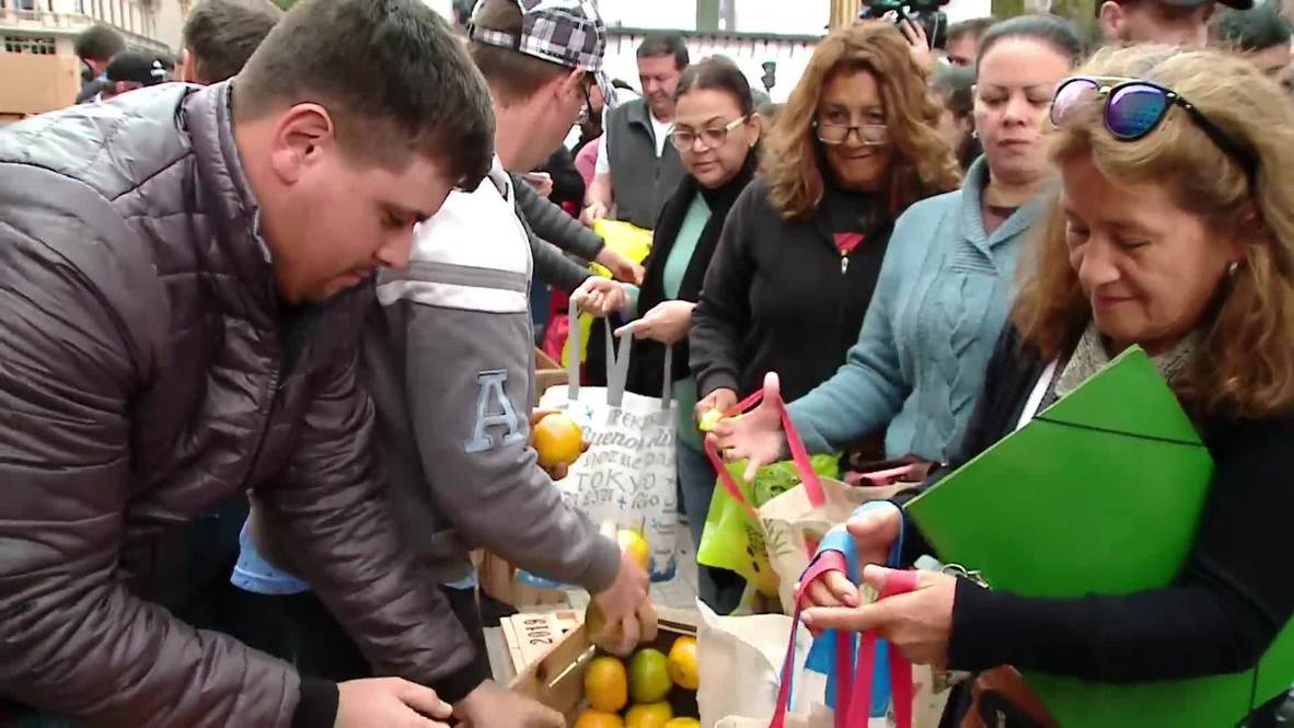 Argentina: 20,000 kilos of fruit given away to protest production costs