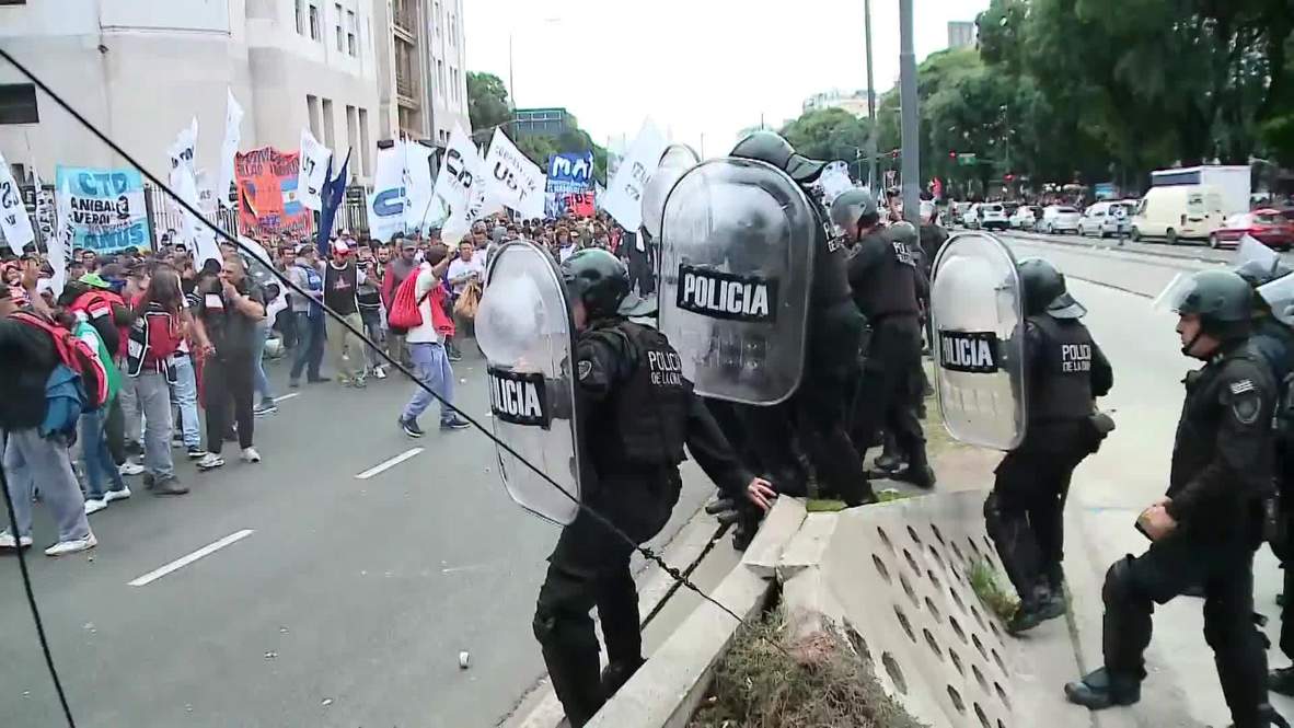 Argentina: Thousands of protesters and riot police face off in Buenos Aires