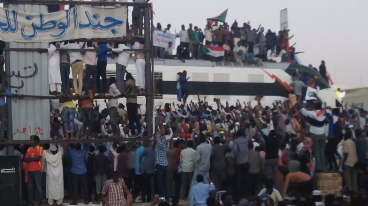 Sudan: Dozens surf over-crowded train to join Khartoum protests