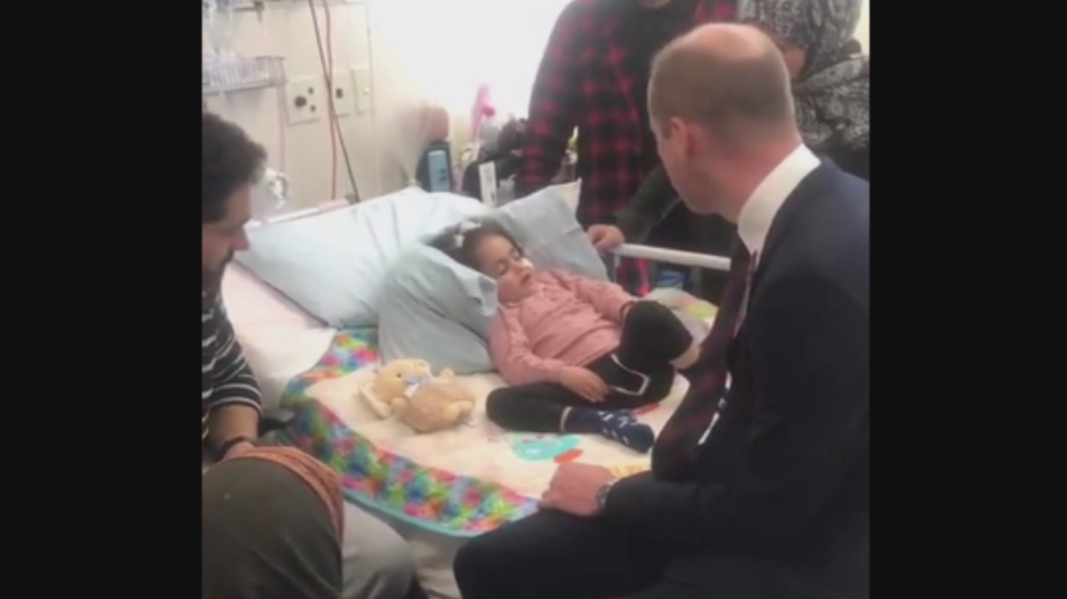 Nueva Zelanda: Príncipe Guillermo sostiene informal diálogo con niña herida en atentados