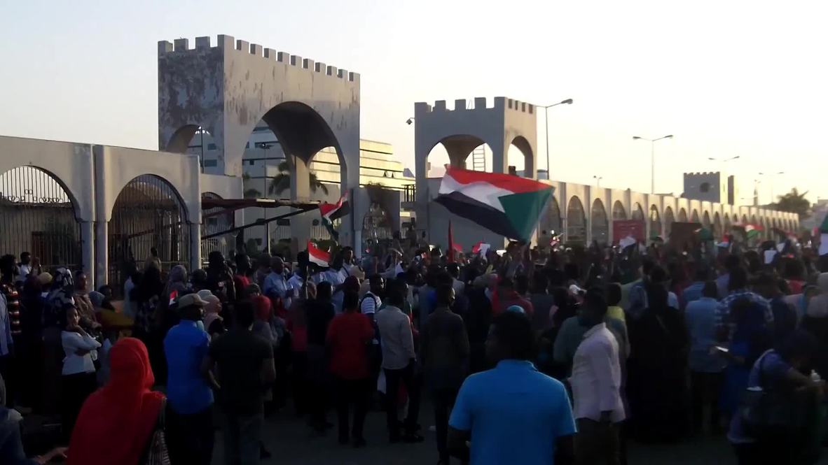 Sudan: Protesters keep up pressure on military leaders in Khartoum