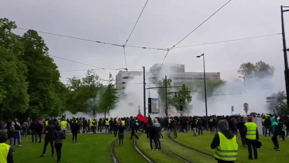 Francia: Enfrentamientos entre manifestantes de 'chalecos amarillos' y la policía en el parlamento de la UE en Estrasburgo