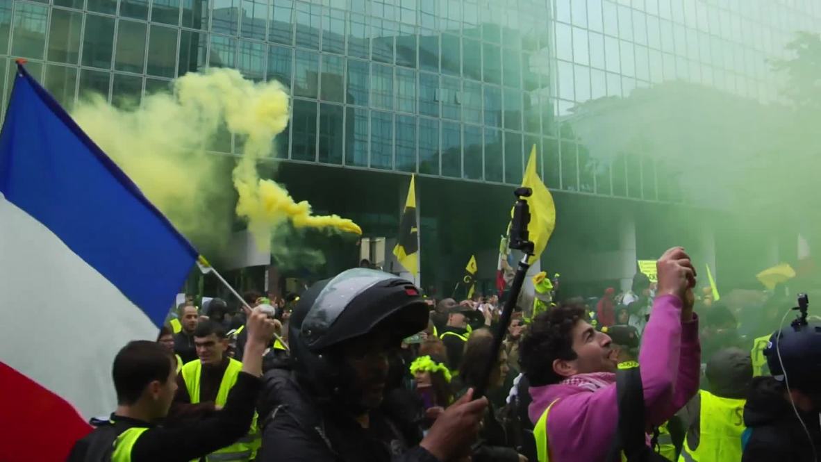 France: Yellow Vests protest biased media coverage in Paris