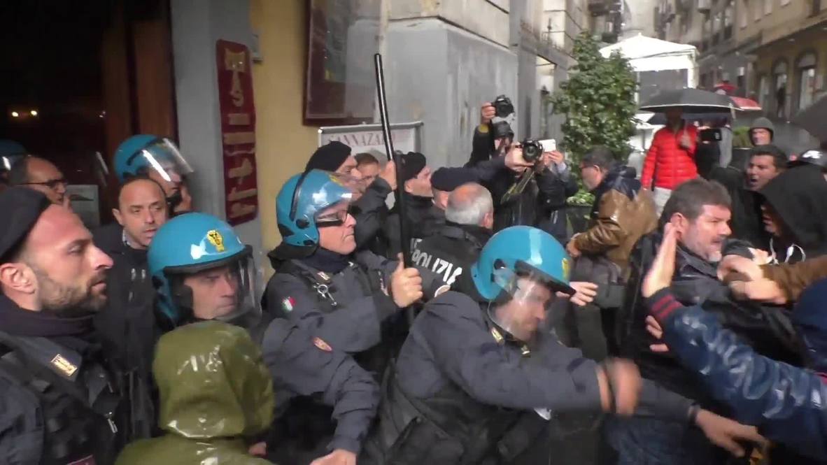 Italy: Police clash with the unemployed ahead of Democratic Party leader meeting in Naples