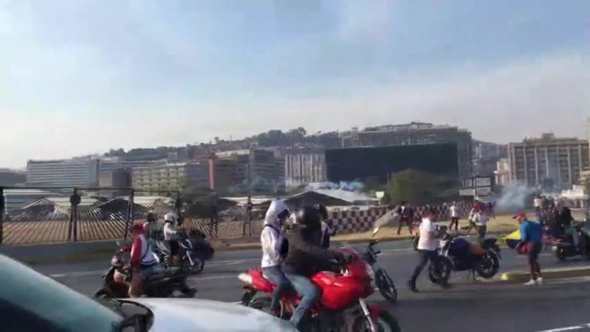 Venezuela: People gather outside La Carlota after Guaido’s announcement