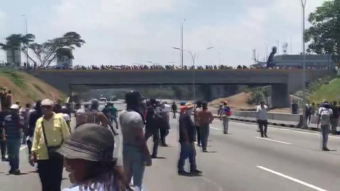 Venezuela: 'Nos están disparando' - Manifestante anti Maduro durante enfrentamientos en Caracas