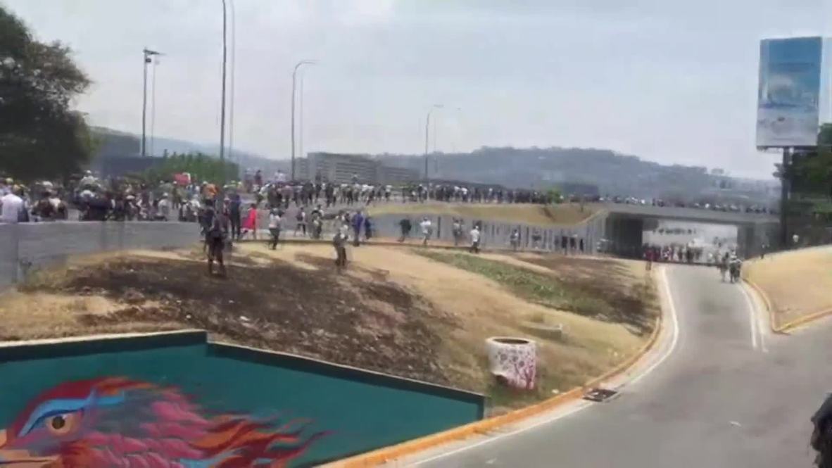 Venezuela: Simpatizantes de Maduro y de Guaidó se enfrentan en una autopista en Caracas