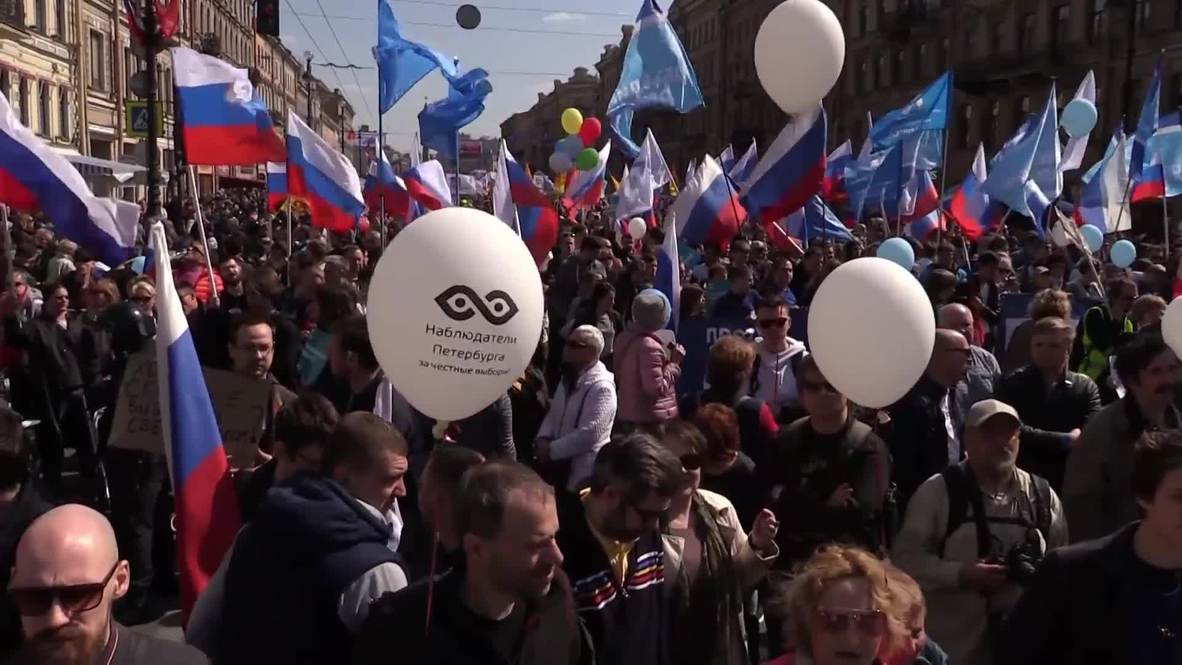 Россия: Санкт-Петербург вышел на Первомайскую демонстрацию