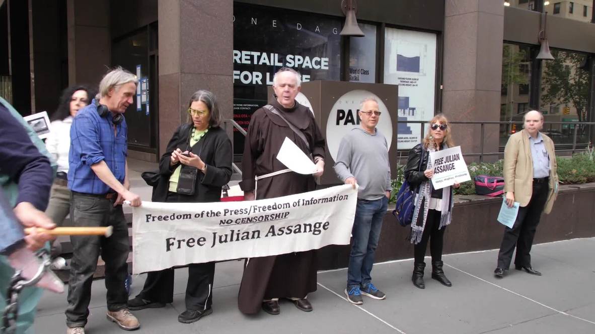 USA: Assange supporters stage protest in front of British Consulate in NYC