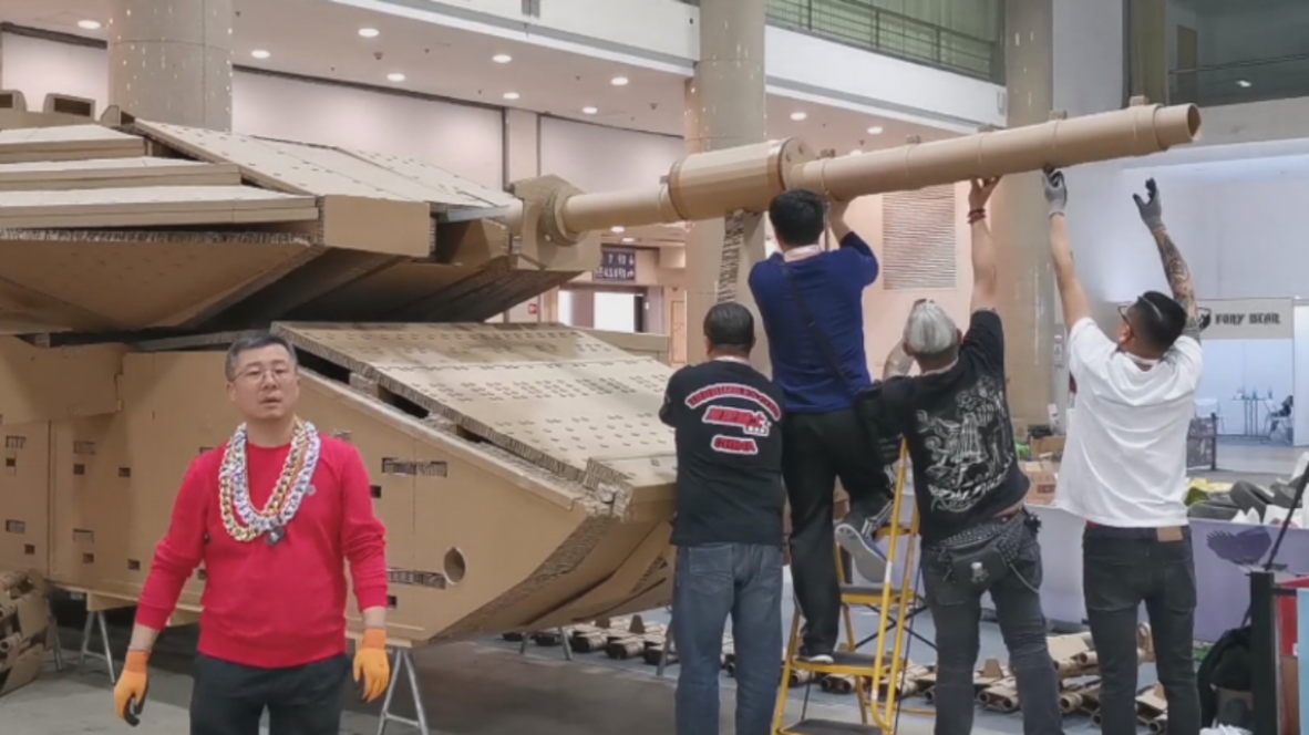 Increíble: En China un equipo construye tanque de cartón en tamaño real