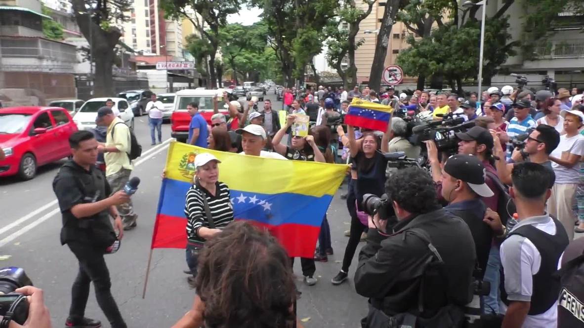 Venezuela: Guaido supporters gather at military bases demanding army support