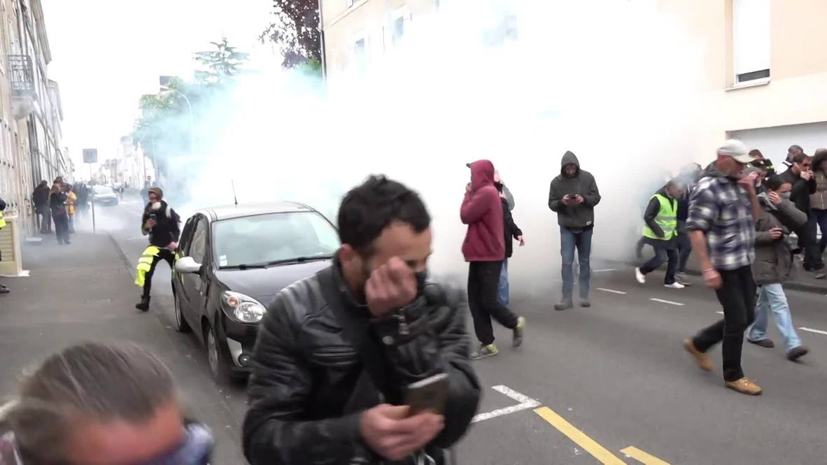 Francia: 'Chalecos amarillos' inician incendios y se enfrentan a la policía cerca de Nantes