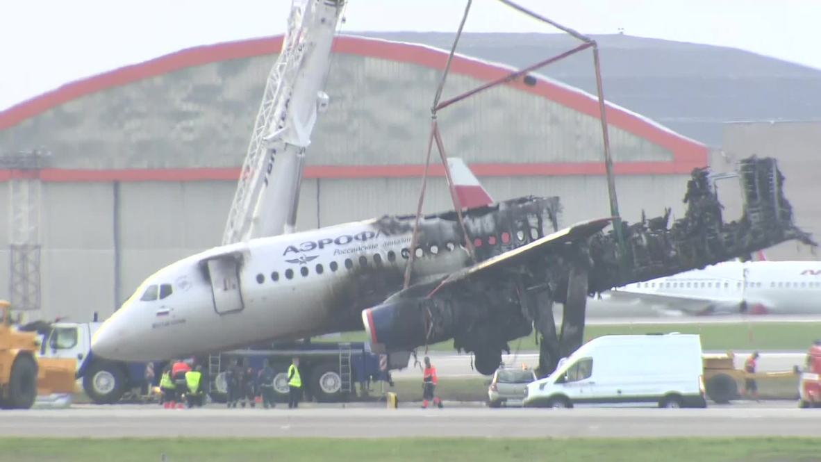 Rusia: Retiran restos del Sukhoi Superjet de la pista del aeropuerto Sheremetyevo