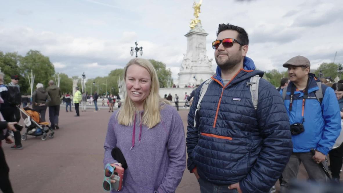 UK: Revellers celebrate royal birth at Buckingham Palace