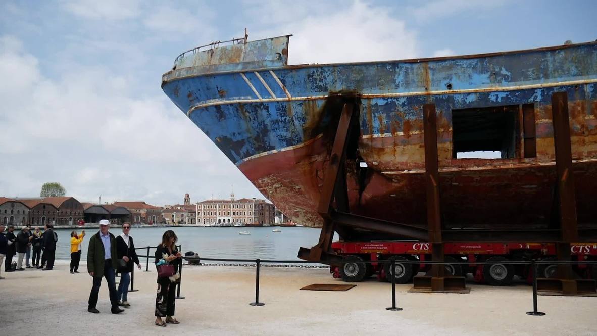 Italia: La Bienal de Venecia expone los restos del mayor naufragio migrante del Mediterráneo