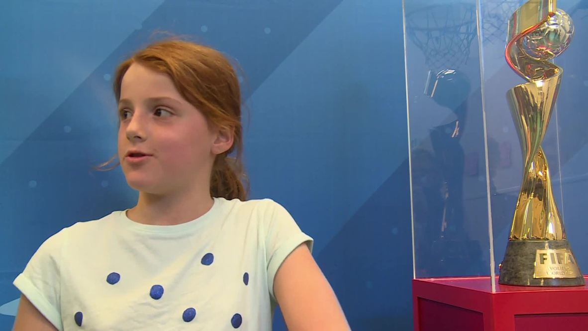 Francia: Trofeo de la Copa del Mundo femenina es exhibido en escuela de París