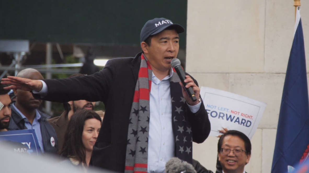 USA: Democratic presidential candidate Yang rallies faithful in wet New York