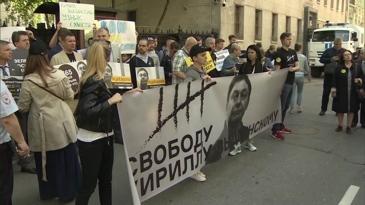Россия: "Волю Кириллу Вышинскому" - акция в поддержку журналиста у посольства Украины