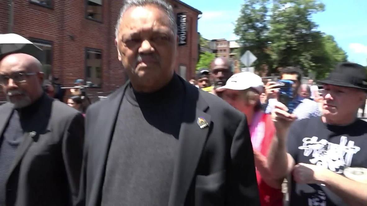 USA: Rev. Jackson brings food to activists occupying Venezuelan embassy
