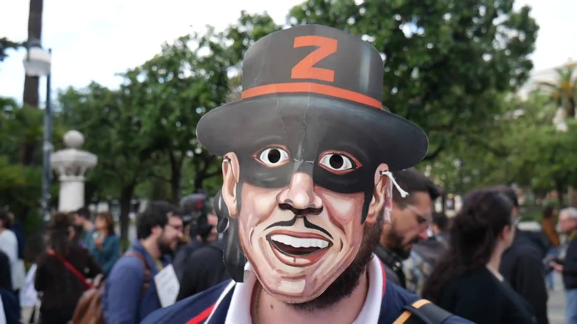 Italia: Manifestantes de visten de El Zorro para burlarse de Salvini y su muñeco robado