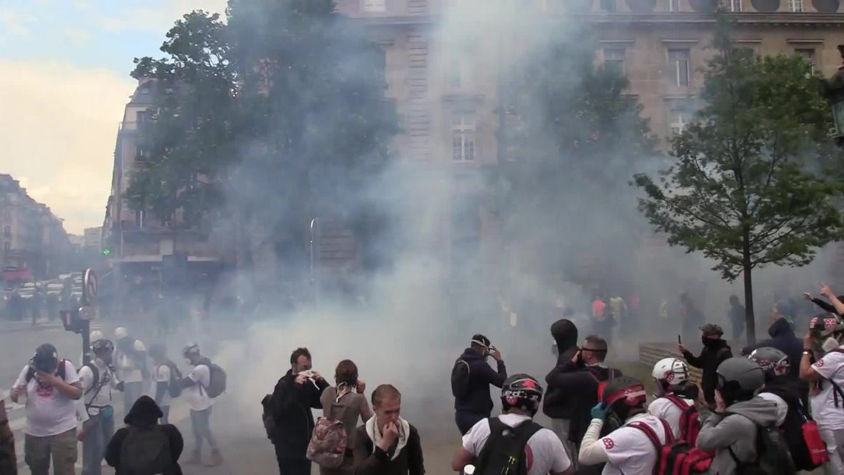 Francia: La policía usa gas lacrimógeno contra los ‘chalecos amarillos’ en París