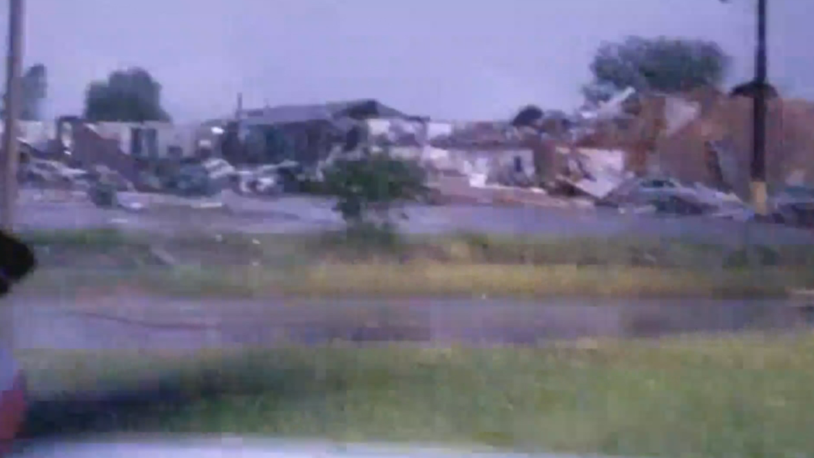 USA: Oklahoma hotel flattened by deadly tornado