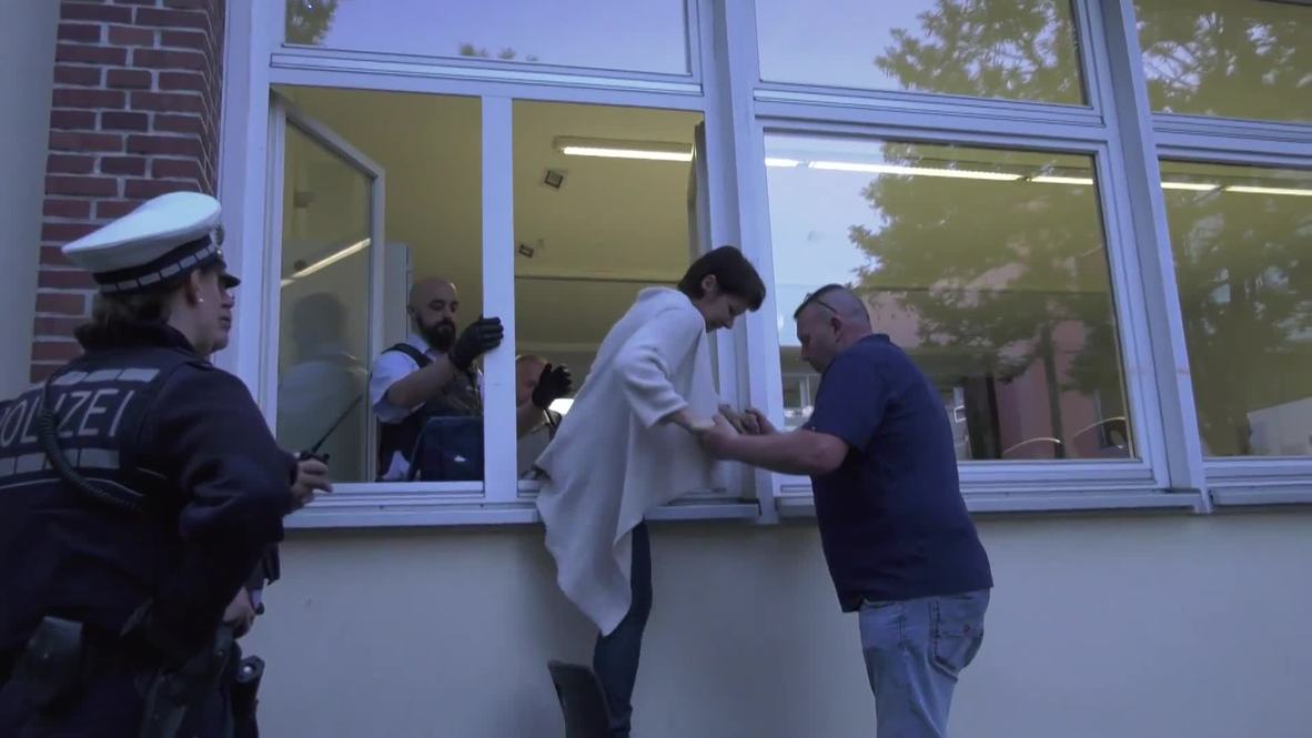 Alemania: Votantes rumanos salen por las ventanas del colegio electoral debido a las largas colas en Ulm