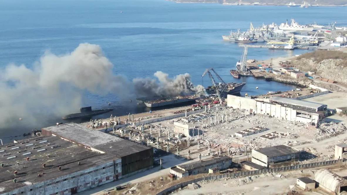 Rusia: Un barco de la Marina fuera de servicio se incendia en Severomorsk *IMÁGENES AÉREAS*