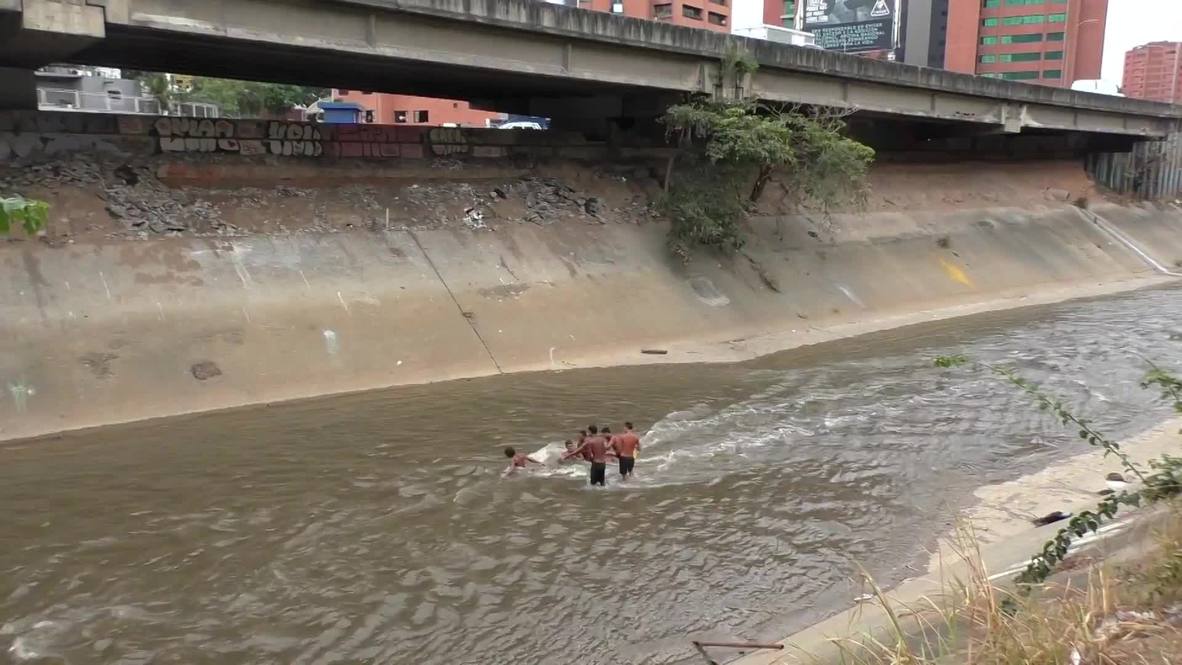 Venezuela: Jóvenes buscan objetos de valor en el río Guaire mientras las sanciones debilitan la economía