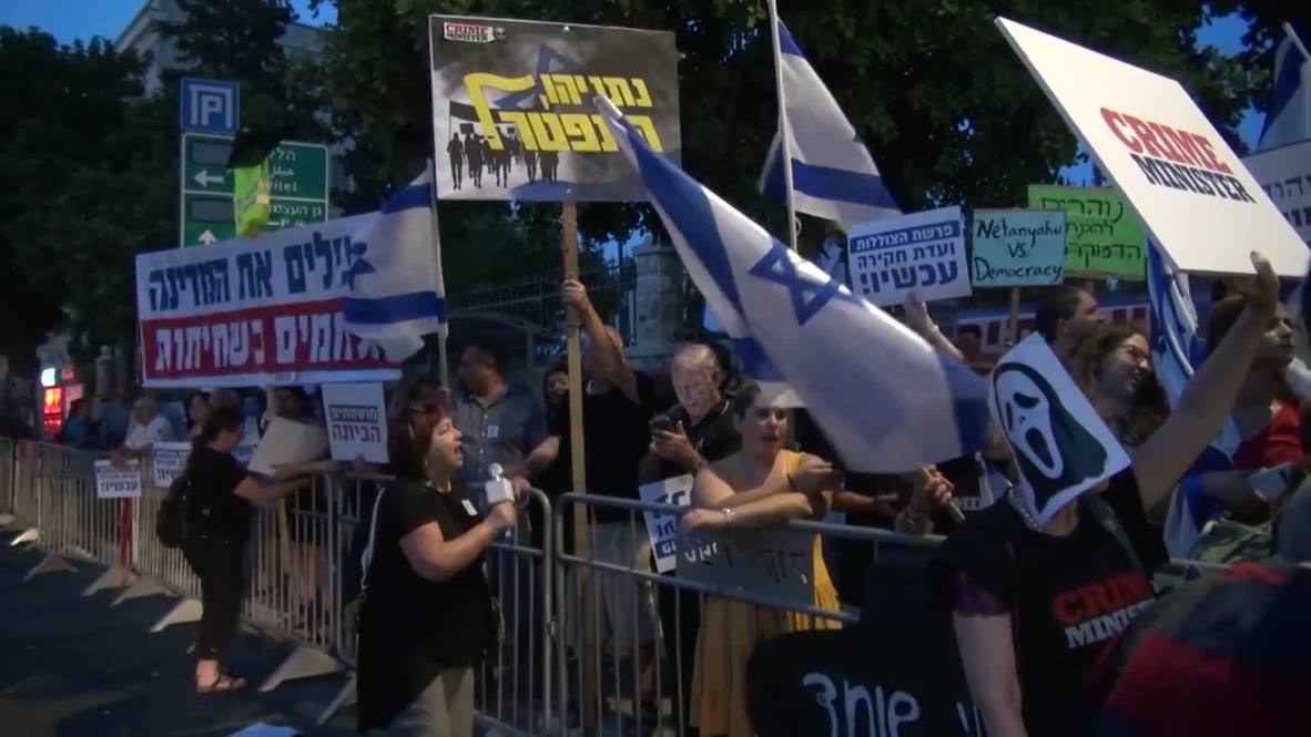 Israel: Protesters rally outside Netanyahu’s residence in Jerusalem