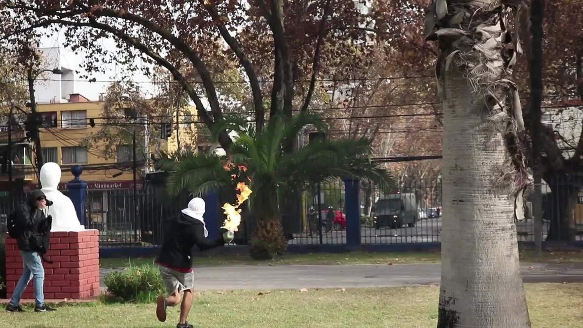 Chile: Molotov cocktails fly as students clash with police