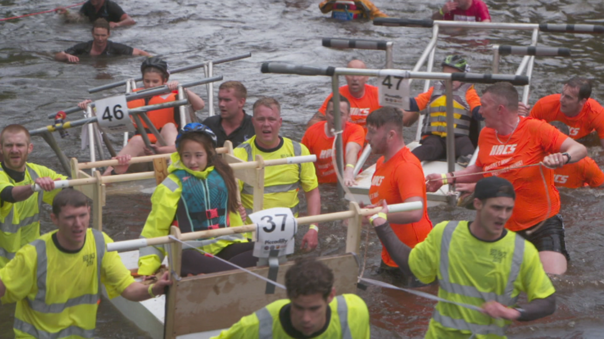 Reino Unido: Tradicional carrera de camas en Yorkshire atrae a miles de personas
