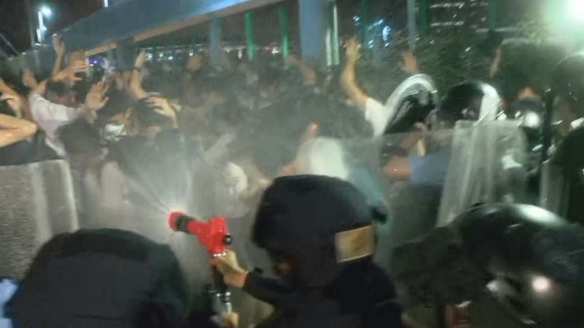Hong Kong: La policía usa espray pimienta para dispersar las protestas contra la ley de extradición