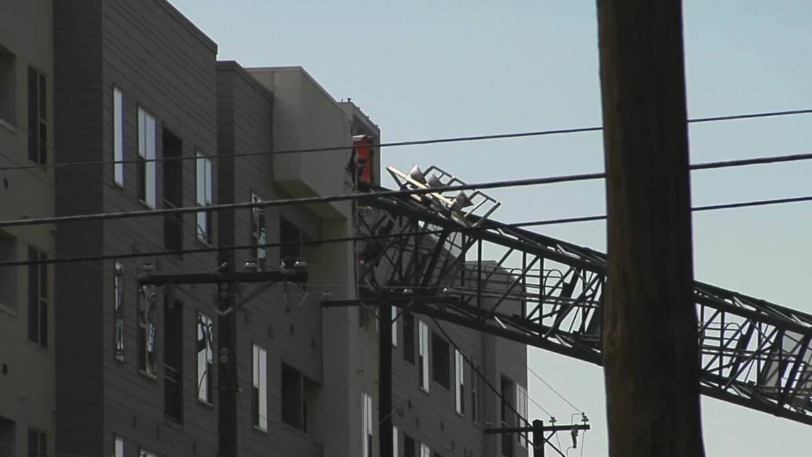 EE.UU.: Un muerto y 6 heridos tras derrumbarse una grúa sobre un edificio en Dallas