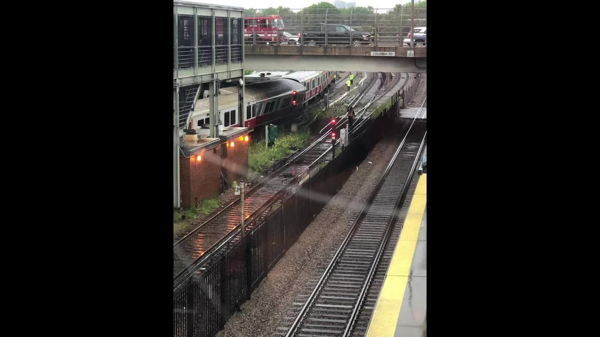 EE.UU.: Retrasos después del descarrilamiento de un tren en Boston